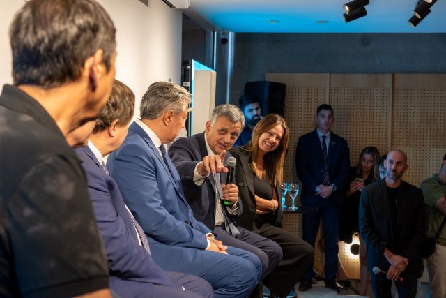 Horacio Marín y Rolando Figueroa, gobernador de Neuquén, durante la inauguración del Instituto Vaca Muerta.